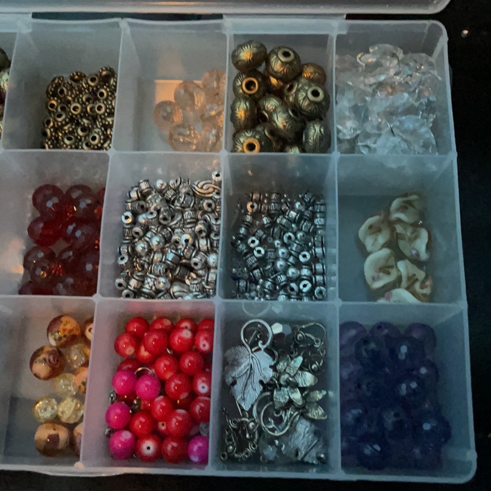 Crafting jewelry beads, large box! Hundreds of plastic beads! - Picture 3 of 3